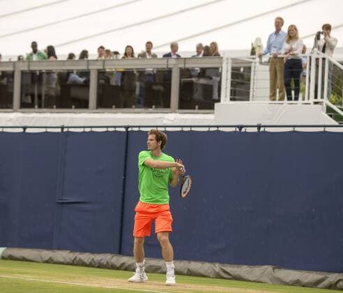 Aktuell Tennis, Andy Murray Training im Motivationsshirt, ATP Turnier im Queen s Club 20.06.2015. London, England. Queens Aegon Championship Tennis. The crowds watch Andy Murray (GBR) during his practice session on court number 3 as he prepares for his semifinal match against Viktor Troicki (SRB). xNigelxCookex  ActionPlus11633516