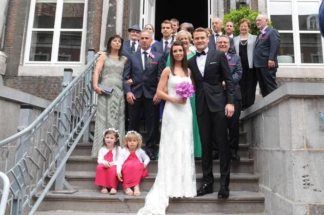 Aktuell Fußball, Simon Mignolet heiratet Freundin Jasmine - Hochzeit von Belgiens Nationaltorwart - SINT-TRUIDEN, BELGIUM: Jasmine and Simon Mignolet pose with their families after the wedding of Belgian Red Devils keeper Simon Mignolet to Jasmien Claes, in Sint-Truiden, Saturday 20 June 2015. SOPHIExKIP  x04646514x