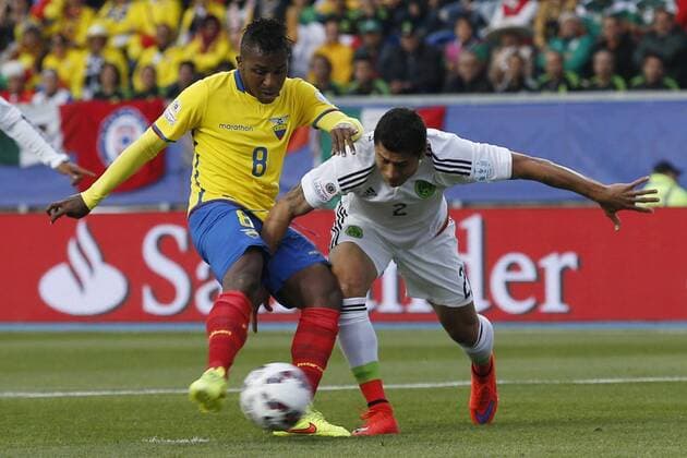 Aktuell Fußball, Copa America, Mexiko - Ecuador Football , Mexico v Ecuador. Copa America 2015 . Ecuador s Miller Bolanos, left , battles for the ball agains Julio Dominguez of Mexico during the match of group C of the 2015 Copa America at El teniente stadium. Rancagua, Chile. 19 06 2015 Marcelo Hernandez Photosport Mexico v Ecuador, Copa America 2015. 
