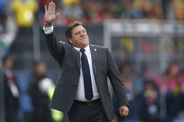 Aktuell Fußball, Copa America, Mexiko - Ecuador Football , Mexico v Ecuador. Copa America 2015 . Mexico s head coach Miguel Herrera gives interacts to his players during the game of group C against Ecuador for 2015 Copa America at El teniente stadium. Rancagua, Chile. 19 06 2015 Marcelo Hernandez Photosport Mexico v Ecuador, Copa America 2015. 