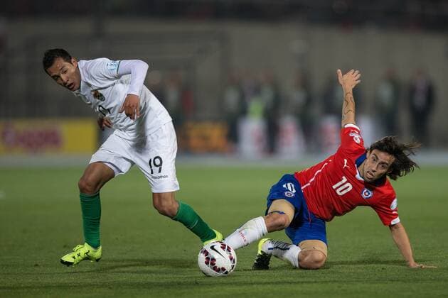 Aktuell Fußball, Copa America, Chile - Bolivien Football , Chile v Bolivia. Copa America Championship 2015 . Chile s player Jorge Valdivia, right, battles for the ball against Bolivia s Walter Veizaga during the group A football match of the 2015 Copa America at the National stadium in Santiago, Chile. 19 06 2015 Fotoarena Photosport Chile v Bolivia, Copa America 2015. 