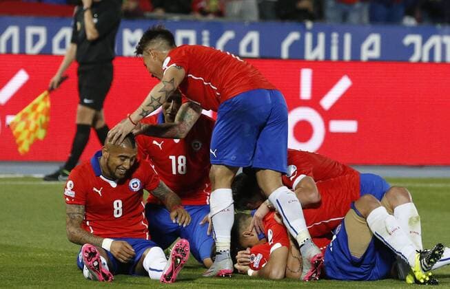Aktuell Fußball, Copa America, Chile - Bolivien Football , Chile v Bolivia. Copa America 2015 . Chile s player Alexis Sanchez,center, celebrates with teammates scoring against Bolivia during the group A of the 2015 Copa America football match held at the Nacional stadium in Santiago, Chile. 19 06 2015 Martin Thomas Photosport Chile v Bolivia, Copa America 2015. 
