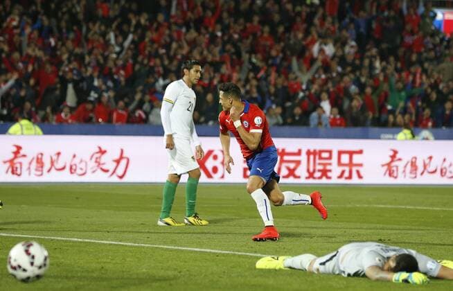 Aktuell Fußball, Copa America, Chile - Bolivien Football , Chile v Bolivia. Copa America 2015 . Chile s player Alexis Sanchez, center, celebrates scoring against Bolivia during the group A of the 2015 Copa America football match held at the Nacional stadium in Santiago, Chile. 19 06 2015 Martin Thomas Photosport Chile v Bolivia, Copa America 2015. 