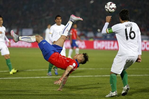 Aktuell Fußball, Copa America, Chile - Bolivien Football , Chile v Bolivia. Copa America Championship 2015 . Chile s player, Eduardo Vargas, controls the ball during the group A football match of the 2015 Copa America against Bolivia at the National stadium in Santiago, Chile. 19 06 2015 Andrés Piña Photosport Chile v Bolivia, Copa America 2015. 