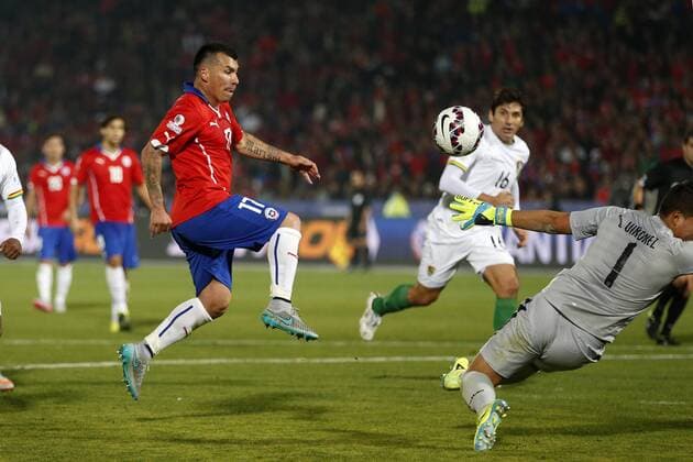 Aktuell Fußball, Copa America, Chile - Bolivien Football , Chile v Bolivia. Copa America Championship 2015 . Chile s player Gary Medel, left, scores against Bolivia during the group A football match of the 2015 Copa America at the National stadium in Santiago, Chile. 19 06 2015 Andrés Piña Photosport Chile v Bolivia, Copa America 2015. 