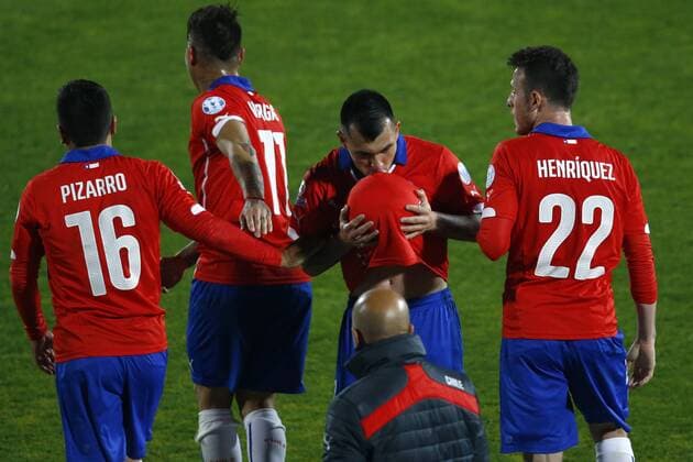 Aktuell Fußball, Copa America, Chile - Bolivien Football , Chile v Bolivia. Copa America Championship 2015 . Chile s player Gary Medel, center, celebrates with teammates scoring against Bolivia during the group A football match of the 2015 Copa America at the National stadium in Santiago, Chile. 19 06 2015 Adrián Aylwin Photosport Chile v Bolivia, Copa America 2015. 