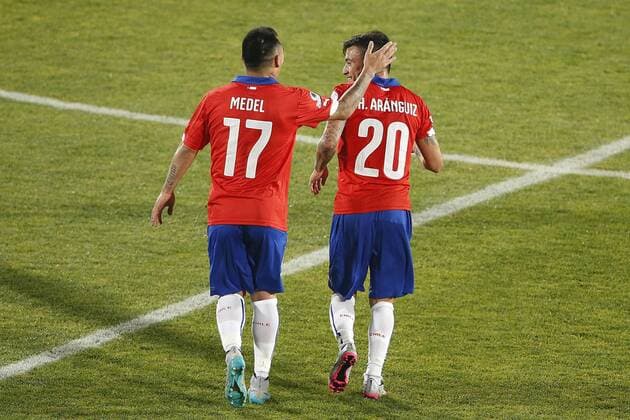 Aktuell Fußball, Copa America, Chile - Bolivien Football , Chile v Bolivia Copa America 2015. Chile s player Charles Aranguiz celebrates his goal against Bolivia with teammates during the Copa America Group A, at Nacional stadium. Santiago, Chile. 19 06 2015 Paul Plaza Photosport Chile v Bolivia, Copa America 2015. 