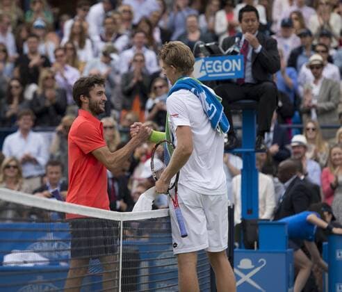 Aktuell Tennis, ATP Turnier im Queen s Club, Halbfinale 20.06.2015. London, England. Queens Aegon Championship Tennis. Gilles Simon (FRA) (left) congratulates winner Kevin Anderson (RSA) who is through to the final at Queens. xNigelxCookex  ActionPlus11633691