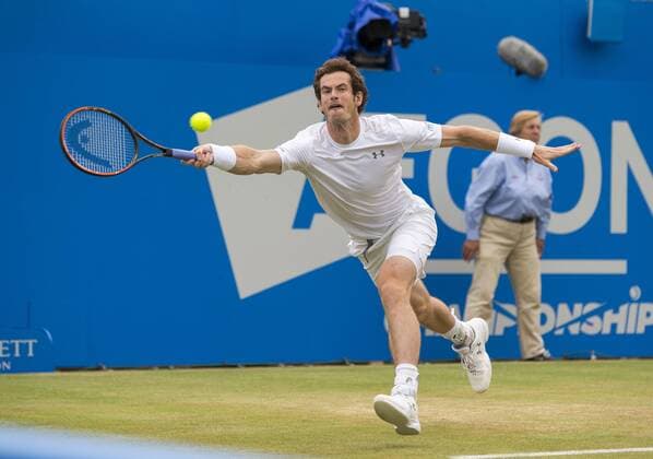 Aktuell Tennis, ATP Turnier im Queen s Club, Halbfinale 20.06.2015. London, England. Queens Aegon Championship Tennis. Andy Murray (GBR) stretches for the ball in the first game of his semifinal match against Viktor Troicki (SRB). xNigelxCookex  ActionPlus11633692