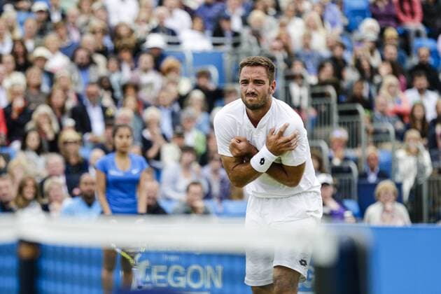 Aktuell Tennis, ATP Turnier im Queen s Club, Halbfinale 20.06.2015. London, England. Queens Aegon Championship Tennis. Andy Murray (GBR) versus Viktor Troicki (SRB), Semi Final match. Viktor Troicki grimaces in pain after a nasty fall &amp; appears to have injured his shoulder xCraigxMercerx  ActionPlus11633783