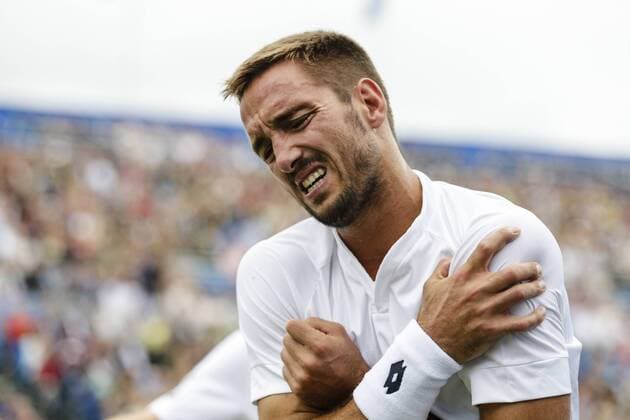 Aktuell Tennis, ATP Turnier im Queen s Club, Halbfinale 20.06.2015. London, England. Queens Aegon Championship Tennis. Andy Murray (GBR) versus Viktor Troicki (SRB), Semi Final match. Viktor Troicki grimaces in pain after a nasty fall &amp; appears to have injured his shoulder xCraigxMercerx  ActionPlus11633786
