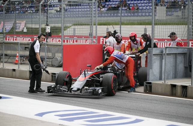 Motorsports: FIA Formula One World Championship WM Weltmeisterschaft 2015, Grand Prix of Austria, 14 Fernando Alonso (ESP, McLaren Honda), xHOCHxZWEIx