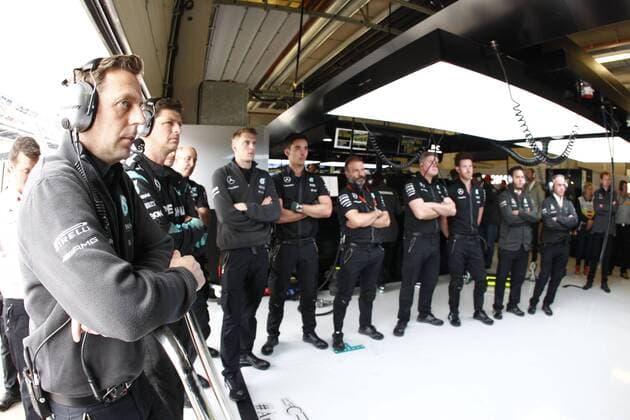 Motorsports: FIA Formula One World Championship WM Weltmeisterschaft 2015, Grand Prix of Austria, mechanic of Mercedes AMG Petronas F1 Team xHOCHxZWEIx