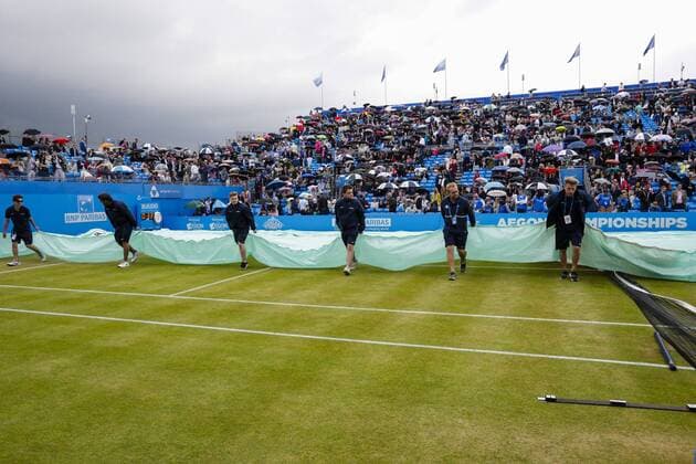 Aktuell Tennis, ATP Turnier im Queen s Club, Halbfinale 20.06.2015. London, England. Queens Aegon Championship Tennis. Andy Murray (GBR) versus Viktor Troicki (SRB), Semi Final match. Covers coming on to protect the court after rain stopped play xCraigxMercerx  ActionPlus11633811
