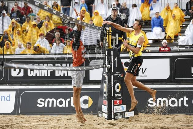 Beachvolleyball: smart beach tour Dresden 2015, Jan Romund (TG Muenster) (in gelb) gegen Benny Nibbrig (TSG Solingen Volleys), xHOCHxZWEIx xThomasxVictorx