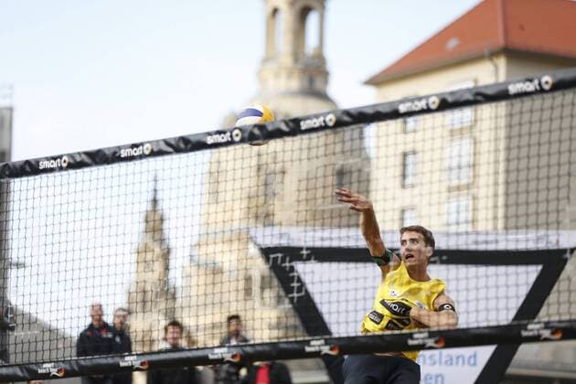 Beachvolleyball: smart beach tour Dresden 2015, Clemens Wickler (in gelb) (TV Bad Toelz), xHOCHxZWEIx xThomasxVictorx