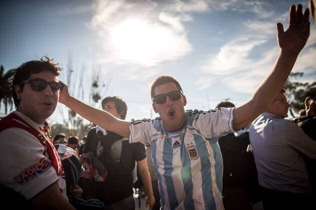 Aktuell Fußball, Copa America, Argentinische Fans stimmen sich auf das Spiel gegen Jamaica ein Argentina-Jamaica VINA DEL MAR, CHILE - 06 20 2015: ARGENTINA X JAMAICA - fans before match between Argentina-Jamaica, valid for the third round of the first phase of group B Copa America 2015 held at the Estadio Sausalito. (Photo: Marcelo Machado de Melo FotoArena)  MarceloxMachadoxdexMelo