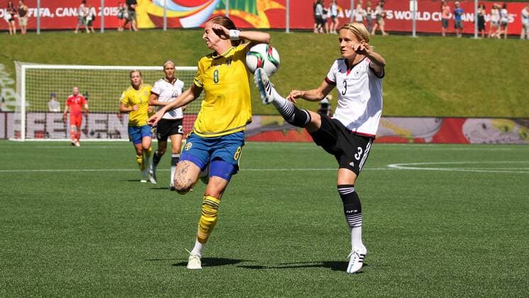 v.li.: Lotta Schelin (Schweden), Saskia Bartusiak (Deutschland), Fussball, FIFA Frauen-WM 2015, Deutschland - Schweden, xozx