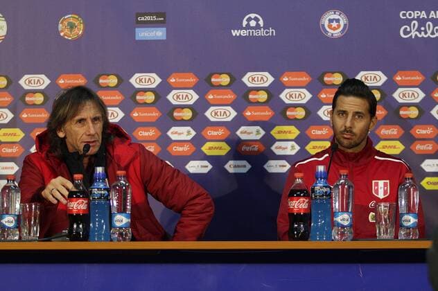 Aktuell Fußball, Copa America, PK Peru Peru s manager Ricardo Gareca and Claudio Pizarro talk during a press media in the 2015 Copa America. Temuco, Chile. 20 06 2015 DragomirYankovic Photosport . 