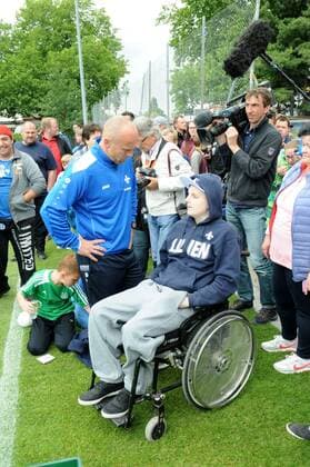 20.06.2015 Darmstadt, Merck-Stadion am Böllenfalltor 1. Bundesliga Saison 2015 2016 SV Darmstadt 98 (Lilien) - Trainingsauftakt Frank Steinmetz (Fitness Trainer SV Darmstadt 98) und der krebstkranke Kämpfer Jonny Jonathan Heimes -
