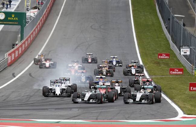 Motorsports: FIA Formula One World Championship WM Weltmeisterschaft 2015, Grand Prix of Austria, 6 Nico Rosberg (GER, Mercedes AMG Petronas Formula One Team), 44 Lewis Hamilton (GBR, Mercedes AMG Petronas Formula One Team), 5 Sebastian Vettel (GER, Scuderia Ferrari), 19 Felipe Massa (BRA, Williams Martini Racing), start, mass, Masse, Menge, viele, many xHOCHxZWEIx