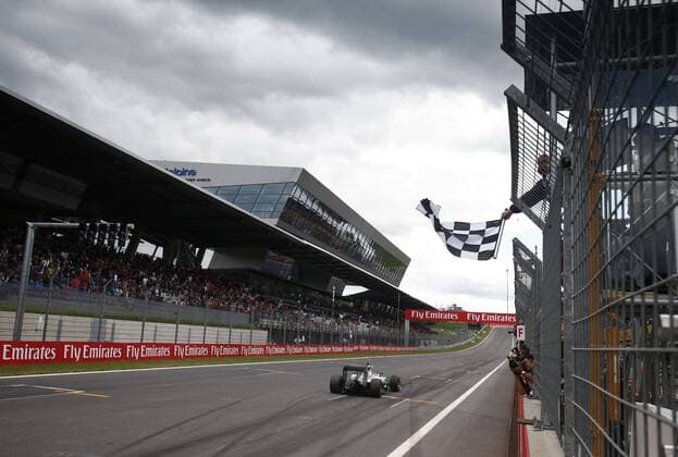 Motorsports: FIA Formula One World Championship WM Weltmeisterschaft 2015, Grand Prix of Austria, 6 Nico Rosberg (GER, Mercedes AMG Petronas Formula One Team), Zieleinfahrt xHOCHxZWEIx