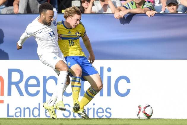 June 21, 2015 - Olomouc - 150621 Englands Nathan Redmond - SWE Simon Tibbling - -- U21 U 21 EM - SWE - England JohannaLundberg BILDBYRAN kod JL 135403 News - June 21, 2015  - ZUMAb138