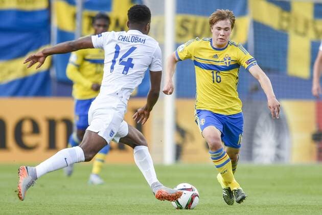 June 21, 2015 - Olomouc - 150621 Englands Nathaniel Chalobah - SWE Simon Tibbling - -- U21 U 21 EM - SWE - England JohannaLundberg BILDBYRAN kod JL 135403 News - June 21, 2015  - ZUMAb138