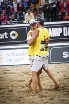 Beachvolleyball: smart beach tour Dresden 2015, Toni Hellmuth (r.) und Eric Stadie (l.) (Vivantis Sportmedizin Berlin), xHOCHxZWEIx xThomasxVictorx