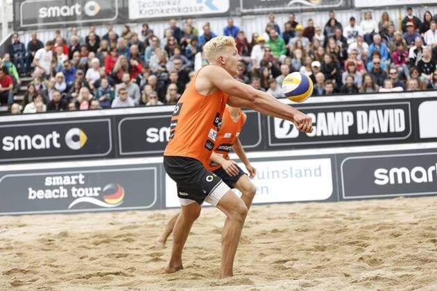 Beachvolleyball: smart beach tour Dresden 2015, Finale Maenner, Tim Holler (vorne) und Clemens Wickler, xHOCHxZWEIx xThomasxVictorx