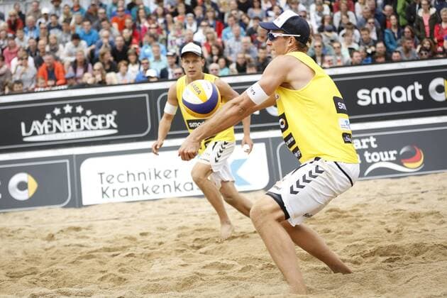 Beachvolleyball: smart beach tour Dresden 2015, drittplatzierte Toni Hellmuth (r.) und Eric Stadie (l.) (Vivantes Sportmedizin Berlin) xHOCHxZWEIx xThomasxVictorx