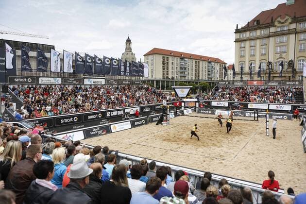 Beachvolleyball: smart beach tour Dresden 2015, Uebersicht ueber den Centercourt waehrend des Finale der Frauen, xHOCHxZWEIx xThomasxVictorx