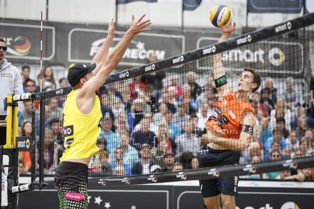 Beachvolleyball: smart beach tour Dresden 2015, Finale Maenner, Sieger Clemens Wickler (in orange) gegen zweitplatzierten Sebastian Dollinger (in gelb), xHOCHxZWEIx xThomasxVictorx