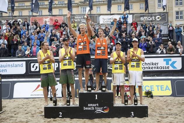 Beachvolleyball: smart beach tour Dresden 2015, Siegerehrung Maenner, v.l.n.r. zweitplatzierte Marcus Popp und Sebastian Dollinger, Sieger Tim Holler und Clemens Wickler, drittplatzierte Eric Stadie und Toni Hellmuth, xHOCHxZWEIx xThomasxVictorx
