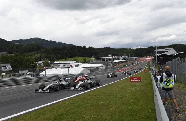 Motorsports: FIA Formula One World Championship WM Weltmeisterschaft 2015, Grand Prix of Austria, 6 Nico Rosberg (GER, Mercedes AMG Petronas Formula One Team), 44 Lewis Hamilton (GBR, Mercedes AMG Petronas Formula One Team), 5 Sebastian Vettel (GER, Scuderia Ferrari), start, mass, Masse, Menge, viele, many xHOCHxZWEIx