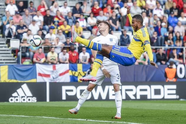 June 21, 2015 - Olomouc - 150621 Englands Luke Garbutt - SWE Isaac Kiese Thelin i en luftduell -- U21 U 21 EM - SWE - England JohannaLundberg BILDBYRAN kod JL 135403 News - June 21, 2015  - ZUMAb138