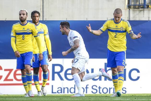 June 21, 2015 - Olomouc - 150621 SWE Abdullah Khalili , Joseph Baffo - Victor Nilsson Lindelöf - Englands Danny Ings - 1-0 av Ben Gibson -- U21 U 21 EM - SWE - England JohannaLundberg BILDBYRAN kod JL 135403 News - June 21, 2015  - ZUMAb138