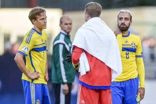 June 21, 2015 - Olomouc - 150621 SWE Patrik Carlgren deppar med Ludwig Augustinsson - Abdullah Khalili efter -- U21 U 21 EM - SWE - England JohannaLundberg BILDBYRAN kod JL 135403 News - June 21, 2015  - ZUMAb138