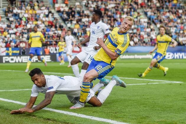 June 21, 2015 - Olomouc - 150621 SWE John Guidetti - Englands Liam Moore i en duell -- U21 U 21 EM - SWE - England JohannaLundberg BILDBYRAN kod JL 135403 News - June 21, 2015  - ZUMAb138