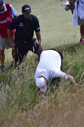 June 21, 2015..Jim Mackay looks for Phil s ball near the 10th green during round 4 at the U.S. Open at Chambers Bay, University Place, Washington. . .George Holland Cal Media. PGA Golf Herren Tour 2015: US Open Round 4 JUN 21 - ZUMAch4_