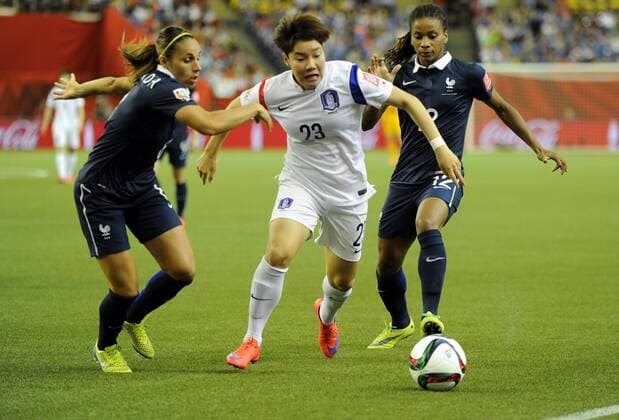 g lee (KOR) ) - j houara (FRA) FOOTBALL : Frankreich vs Südkorea (Korea) - FIFA WM Frauenfußball, Nationalteam - 21 06 2015 MOHAMEDKADRI 