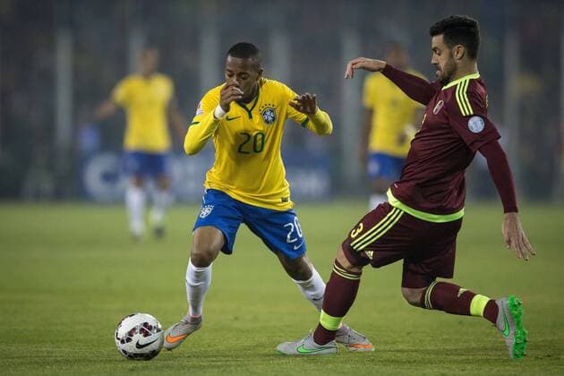 Brazil vs Venezuela SANTIAGO, CHILE - 06 21 2015: BRAZIL X VENEZUELA - Robinho of Brazil dribbles A. Tune Venezuela during the match between Brazil vs Venezuela, valid for the third round of the first phase of Group C of the Copa America 2015 held at the Estadio Monumental David Arellano. (Photo: Marcelo Machado de Melo FotoArena)  MarceloxMachadoxdexMelo