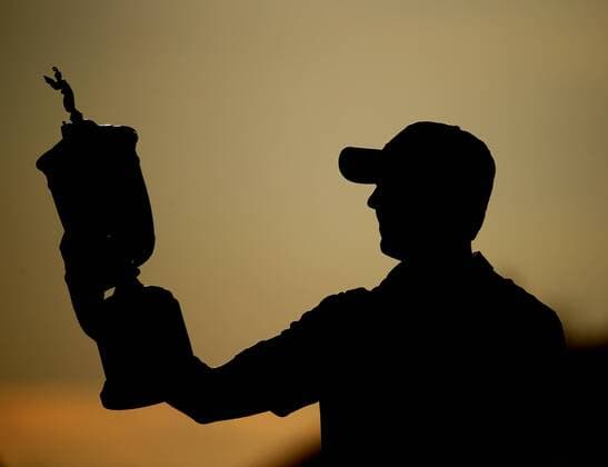 Aktuell Golf, Jordan Spieth gewinnt US Open Jordan Spieth holds trophy after winning the 115th U.S. Open Championship at Chambers Bay on June 21, 2015 in University Place, Washington. Spieth won by one stroke with five under par.  SEA2015062169 JIMxBRYANT