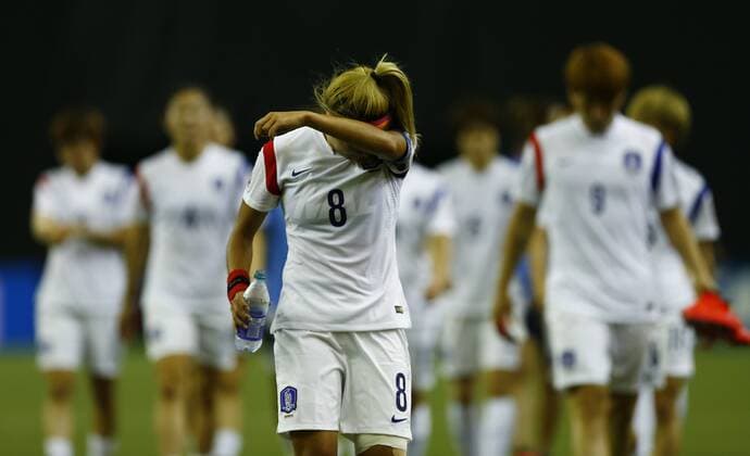 Players of South Korea leave the court after the Round of 16 match against France at the 2015 FIFA Women s World Cup in Montreal, Canada, June 21, 2015. South Korea lost the match 0-3. ) (SP)CANADA-MONTREAL-FIFA WOMEN S WORLD CUP-ROUND 16-FRA VS KOR DingxXu 