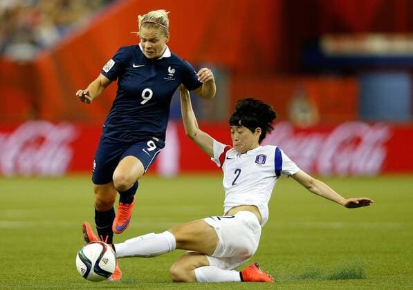 Eugenie Le Sommer (L) of France vies with Lee Eun Mi of South Korea during their FIFA Women s World Canada 2015 round of 16 match at Olympic Stadium in Montreal, Canada on June 21, 2015. France won the match 3-0. ) (SP)CANADA-MONTREAL-FIFA WOMEN S WORLD CUP-ROUND 16-FRANCE VS SOUTH KOREA WangxLili 