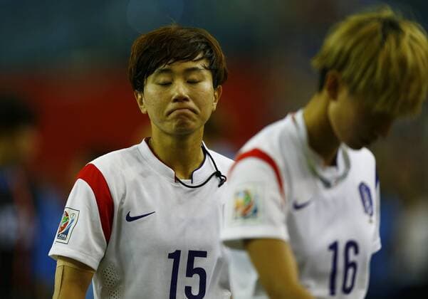 South Korea s Park Heeyoung (L) leaves the pitch after the FIFA Women s World Canada 2015 round of 16 match between France and South Korea at Olympic Stadium in Montreal, Canada on June 21, 2015. France won the match 3-0. ) (SP)CANADA-MONTREAL-FIFA WOMEN S WORLD CUP-ROUND 16-FRANCE VS SOUTH KOREA DingxXu 