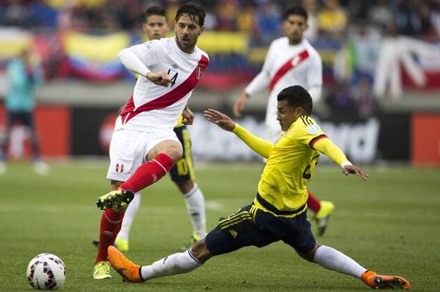 Colombia s Jeison Murillo (R) vies with Claudio Pizarro (L) of Peru during a Group C match at the 2015 America Cup, held at German Becker in Temuco, Chile, July 21, 2015. The match ended with 0-0. Pedro Mera) (vf) (SP)CHILE-TEMUCO-COPA AMERICA-COLOMBIA VS PERU LuisxEcheverria 