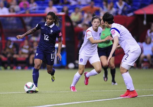 June 21, 2015: Midfielder Elodie Thomis ( 12) of France during the FIFA 2015 Women s World Cup Round of 16 match between France and Korea at the Olympic Stadium in Montreal, Canada. France move on to the quarter-finals after a 3-0 win whilst Republic of Korea are eliminated. SOCCER: JUN 21 FIFA Women s World Cup - Round of 16 - France v Korea Icon2015062100022 EDITORIAL USE ONLY