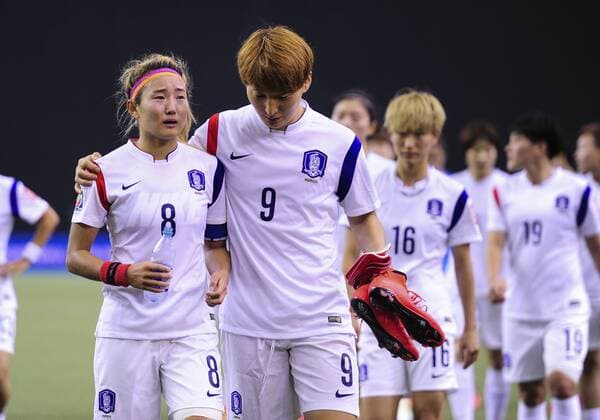 June 21, 2015: Midfielder Cho Sohyun ( 8) of Korea Republic is consoled by team mate Park Eunsun ( 9) after the FIFA 2015 Women s World Cup Round of 16 match between France and Korea at the Olympic Stadium in Montreal, Canada. France move on to the quarter-finals after a 3-0 win whilst Republic of Korea are eliminated. SOCCER: JUN 21 FIFA Women s World Cup - Round of 16 - France v Korea Icon2015062100026 EDITORIAL USE ONLY