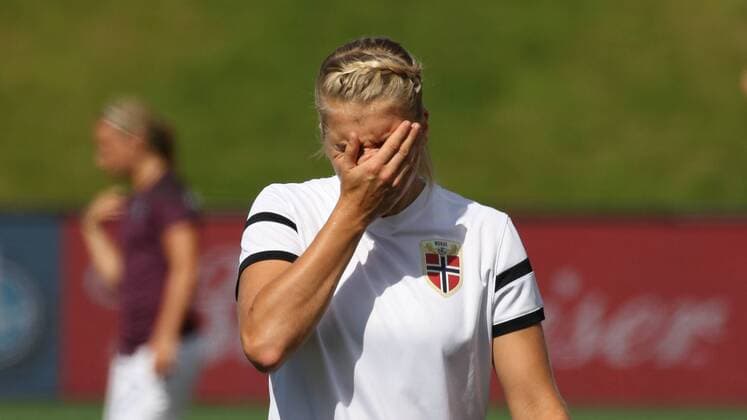 Ada Hegerberg (NOR), enttäuscht schauend, Enttäuschung, Frustration, disappointed, pessimistisch, vor dem Spiel, Fussball, FIFA Frauen-WM 2015, Norwegen - England, xozx